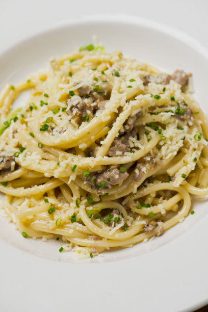 加了腌猪肉，鸡蛋，酱汁，帕尔马干酪和新鲜意大利欧芹的意大利面。经典意大利餐厅最爱的主菜。自制意大利面配猪肉、酱汁、肉类和奶酪。图片下载