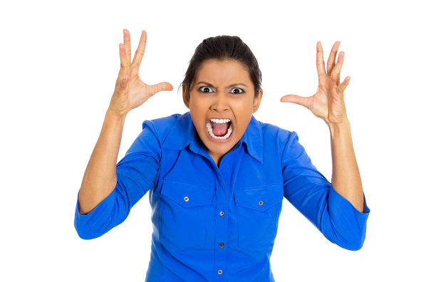 一个不高兴的，暴躁的，暴躁的，尖叫的女人的肖像图片下载