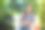 微笑的年轻女子使用笔记本电脑在家里的花园里图片下载