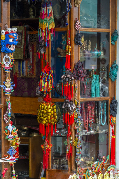 印度甘托克锡金纪念品商店出售幸运符和当地手工艺品图片下载