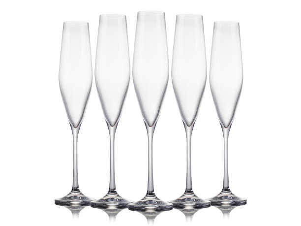 一组空的香槟酒杯在一排孤立的白色背景图片下载