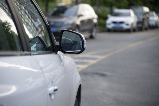 一辆家用汽车的侧面照片图片下载