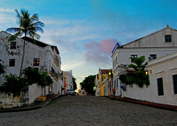 巴西山上的鹅卵石街图片下载