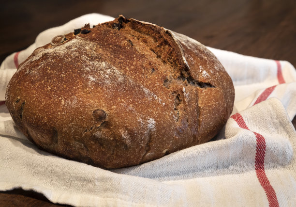 手工制作的全麦酸面包配黑橄榄，照片系列图片下载