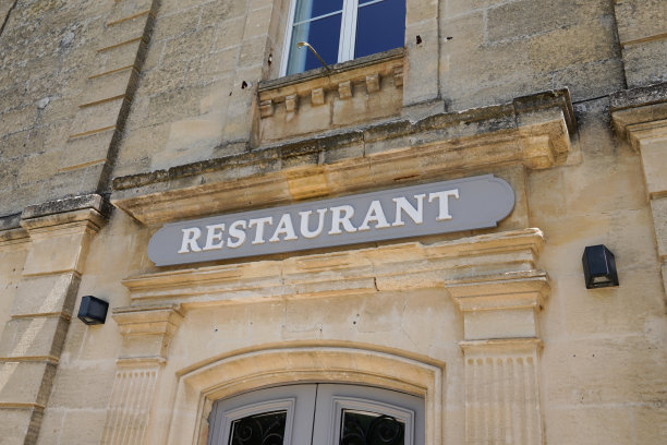 老法国建筑城市街道店面上的餐馆文字标志图片下载