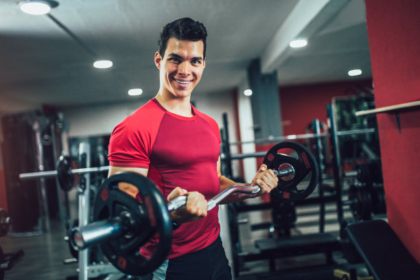 一个男人在健身房做举重训练的照片图片下载