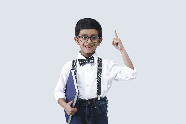 微笑的男孩拿着书和包的肖像图片下载