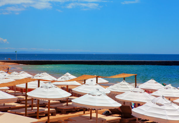 海滩与白色太阳伞图片下载