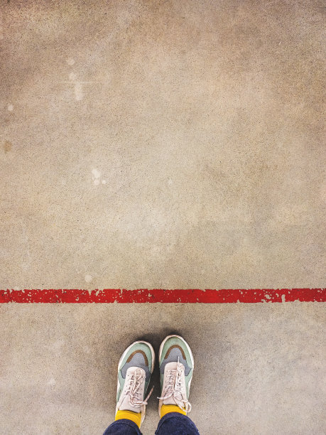 人站在红线上——社交距离唱歌作为一种新的正常生活趋势。恢复正常和保持距离的概念，在公共场所实行隔离隔离后图片下载