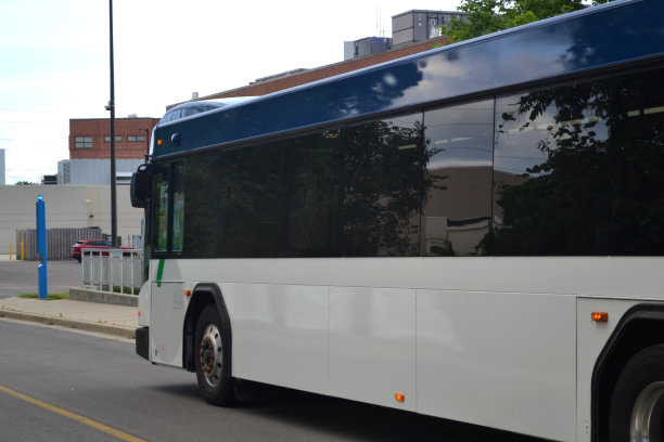 一辆城市巴士的后侧视图图片下载