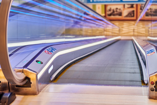 购物中心的移动人行道图片下载