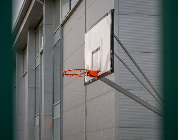 橙色户外篮球篮筐没有网。图片下载