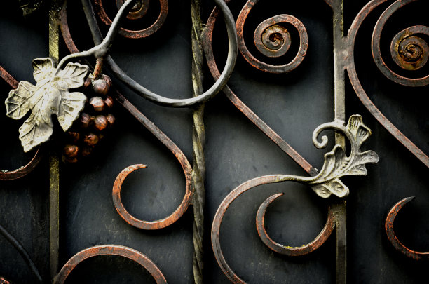 美丽的锻造铁门与锻造装饰元素在黑暗的颜色图片下载