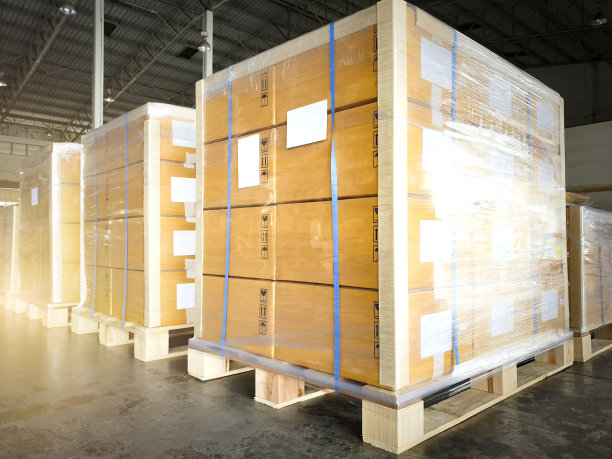 大型货物托盘在内部仓库储存。货物出口。仓储行业航运物流。图片下载