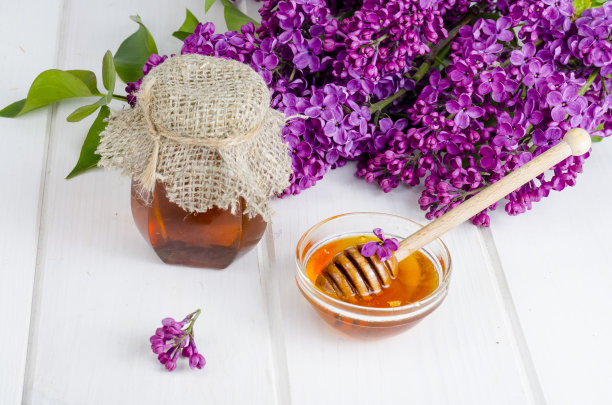 夏日芬芳的丁香花蜂蜜。工作室的照片图片下载