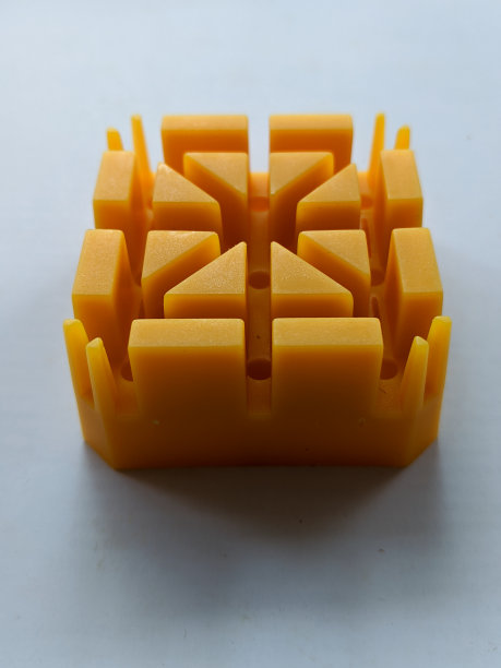 黄色塑料立方体，表面有图案图片下载