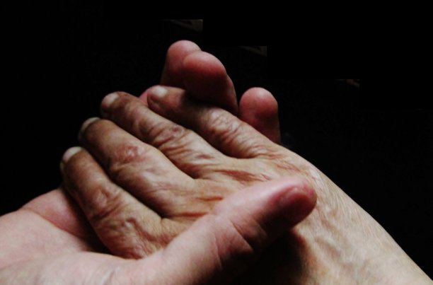 照顾老人....图片下载