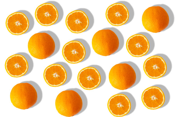 橙色的橙子和切割的橙子在绿松石的背景。夏天的新鲜橙子。图片下载