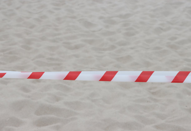 海滩上的边界胶带。图片下载