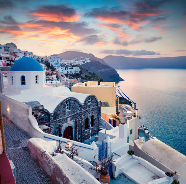 圣托里尼岛壮观的晨光。风景如画的春天日出在著名的希腊度假胜地伊亚，希腊，欧洲。旅游概念的背景。艺术风格后期处理照片。图片下载