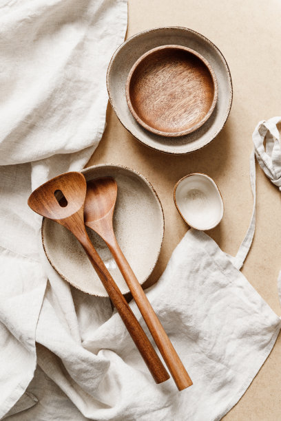 现代极简主义陶瓷与亚麻布在牛皮纸背景。天然产品或食品概念，俯视图，平铺。图片下载