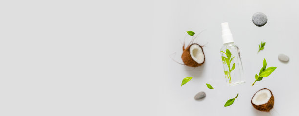 美丽的，水平黄瓜背景天然液体乳液与椰子在白色的背景。平躺，俯视图图片下载