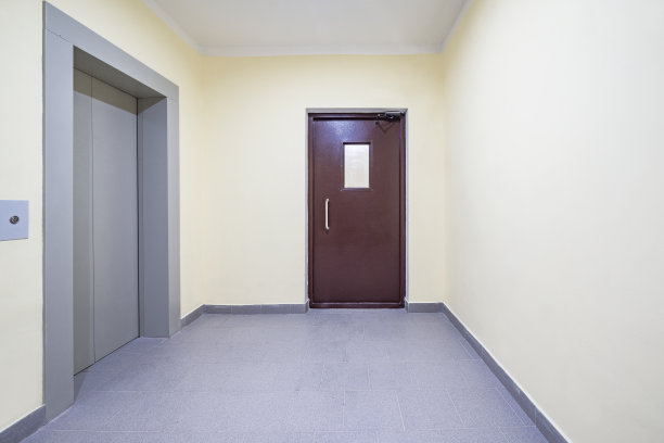 公寓大楼内的电梯和入口。图片下载