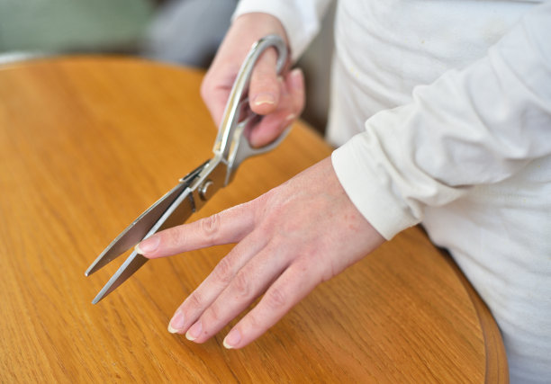 手里拿着大剪刀的女人。修指甲、业务。图片下载