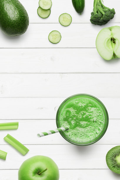 绿色的蔬菜和水果放在木桌上图片下载