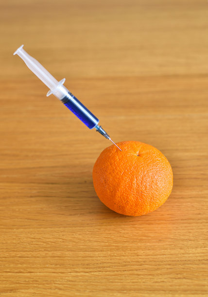 科学家拿着注射器和橙子图片下载