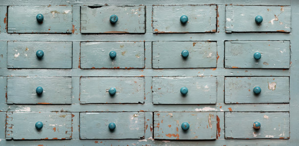 带抽屉的蓝色旧木制橱柜图片下载