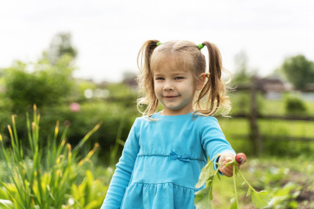 小女孩拿着萝卜图片下载