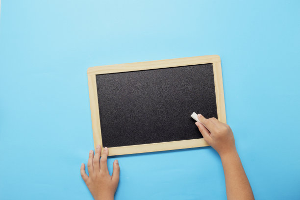 回到学校背景，孩子手中拿着空白的黑板图片下载