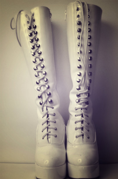 高的白色靴子图片下载