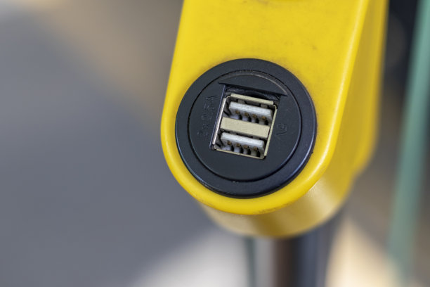 智能手机充电器和公交车扶手上的其他小玩意。图片下载