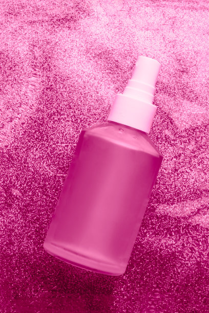 透明化妆瓶在水中图片下载