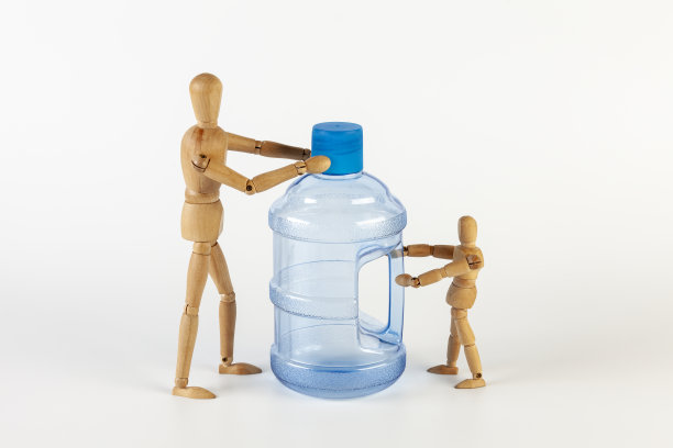 两个木制的人拿着一个5加仑的空塑料水瓶。图片下载