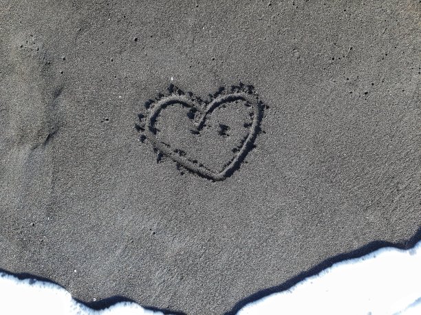 在海沙上划伤了爱情的象征图片下载