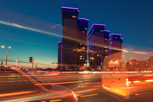 夜晚的城市街道。交通灯、步道和照明。基辅,乌克兰。图片下载