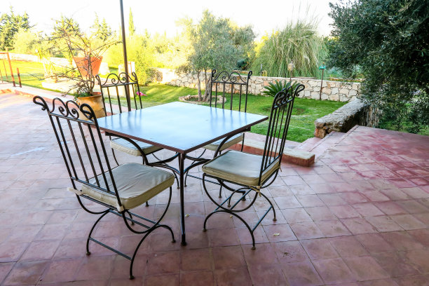 花园里的桌椅，照片作为背景图片下载