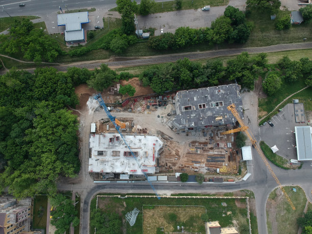 大型起重机施工现场鸟瞰图图片下载