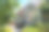 白色的夏日别墅，有全景的窗户。小屋花园中的庭院和餐桌。图片下载