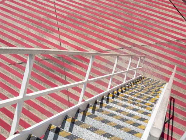 机场停机坪红色条纹地板上的楼梯。纹理背景。图片下载