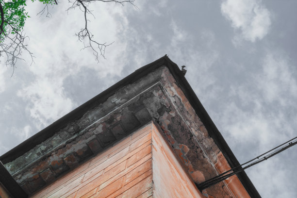 天空，屋顶角落的古建筑，电缆。灰色照片中的天空是彩色的。底部视图。图片下载