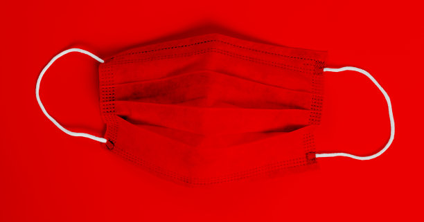 红色背景上的红色医用口罩。特殊的柔和噪音和垃圾效果。病毒、流感、冠状病毒流行、COVID - 19大流行、细菌、感染和肺炎保护概念照片。图片下载