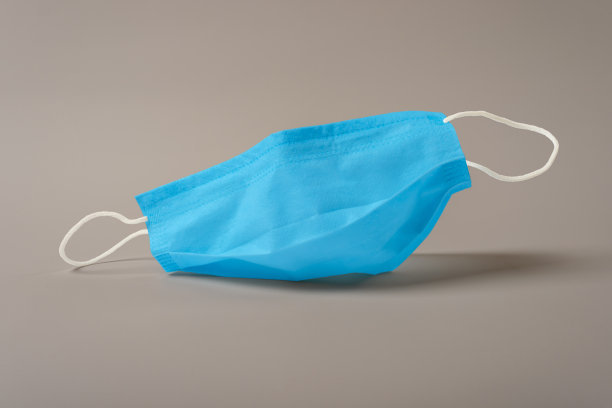 医用口罩在灰色背景。病毒、流感、冠状病毒流行、COVID - 19大流行、细菌、感染和肺炎保护概念照片。图片下载