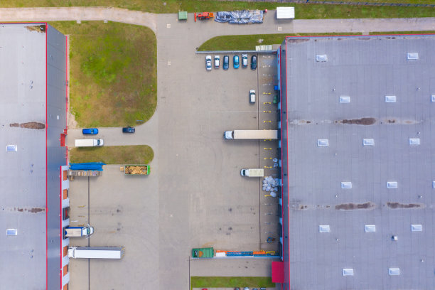 鸟瞰图的仓库存储或工业工厂或物流中心从上方。日落时工业建筑和设备的鸟瞰图，色调图片下载