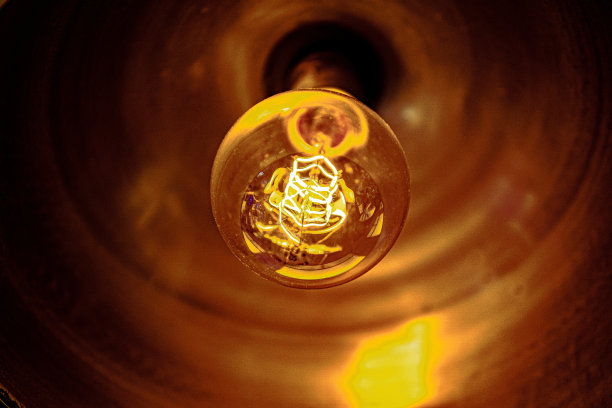 一个灯泡的特写图片下载