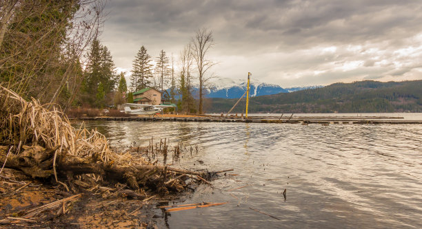 加拿大BC省睡莲湾的莱克瑟尔湖，春末的午后图片下载