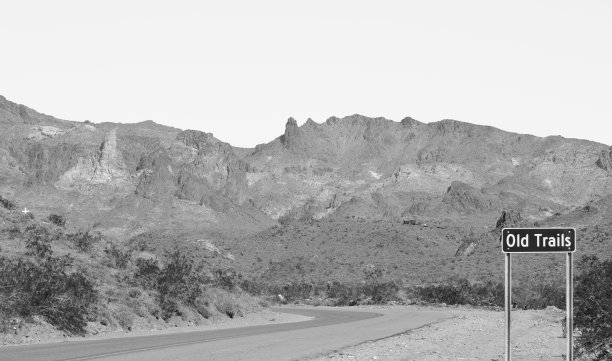 美国亚利桑那州索诺兰沙漠66号公路上的“老路鬼城”黑白图片图片下载